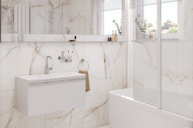 Modernes Badezimmer mit Waschbeckenunterschrank, Badewanne und Marmorfliesen