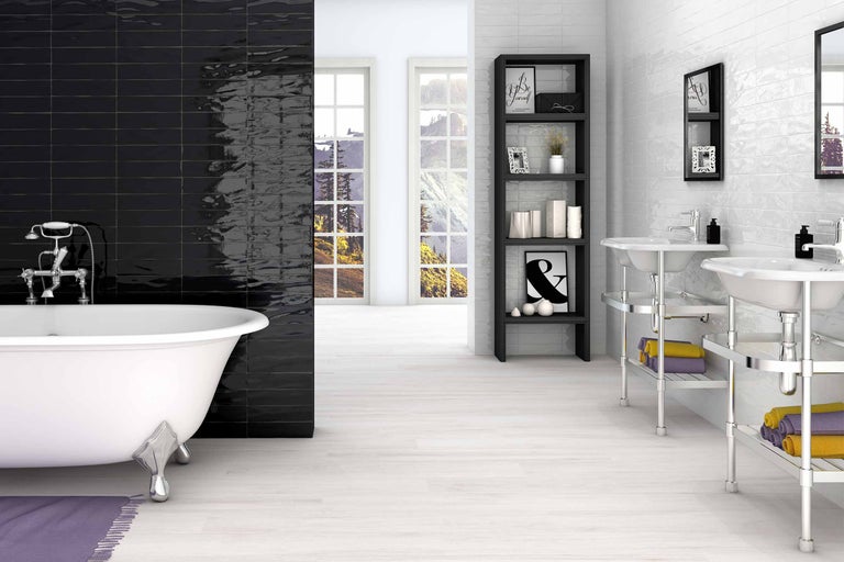 Helles Badezimmer mit Badewanne, zwei Waschbecken und Regalen sowie Wandfliesen in zwei Ausführungen