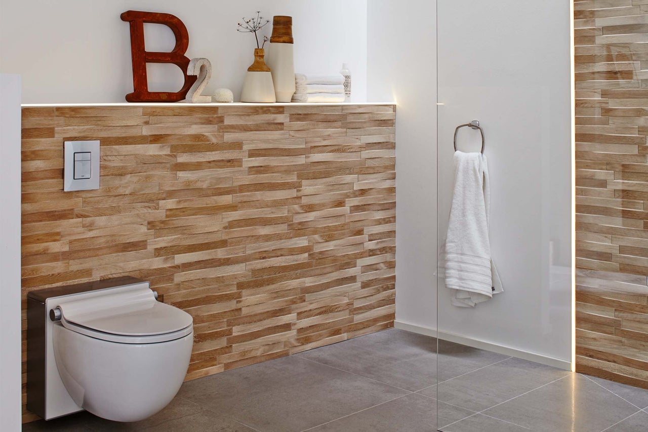 Modernes Badezimmer mit Wandtoilette und Holzfliesen
