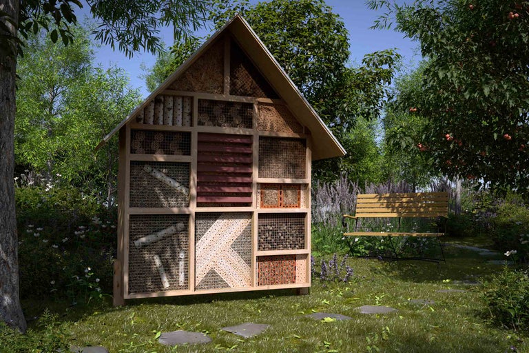 Insektenhotel aus Holz im Garten