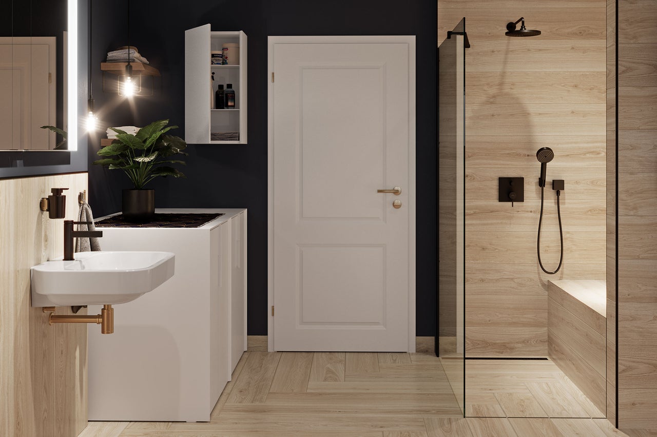 Modernes Badezimmer mit begehbarer Dusche in Holzoptik, weißem Waschbecken und weißer Innentür.