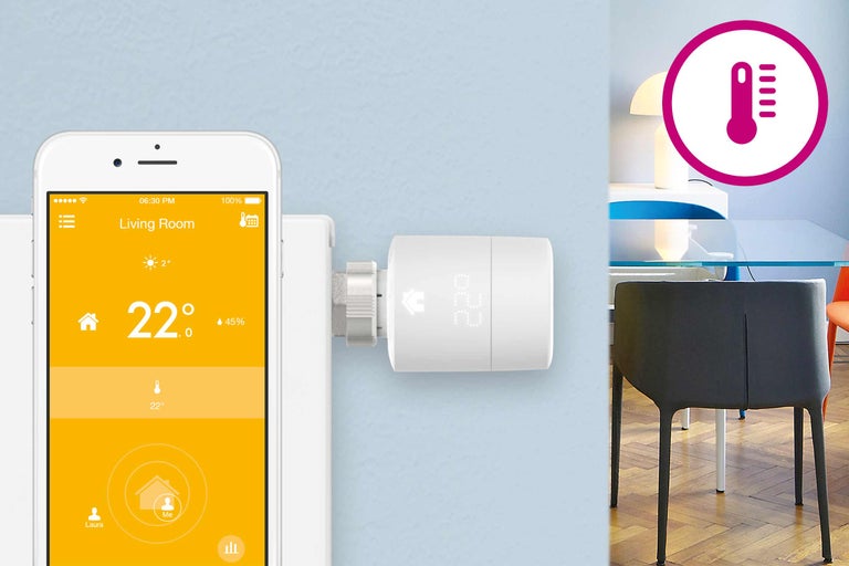Smartphone mit Thermostat zur Temperaturregelung im Wohnraum