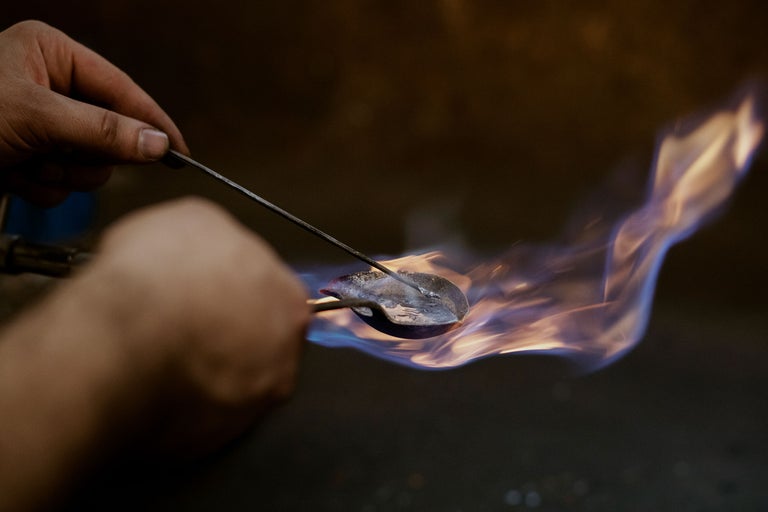 Hand lötet Metall mit Flamme