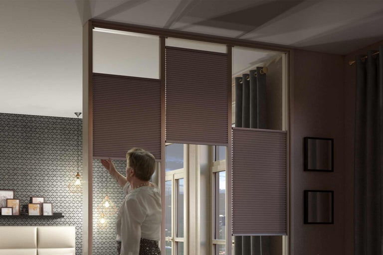 Raumszene mit Fenster, Vorhängen und Plissees zur Fensterdekoration