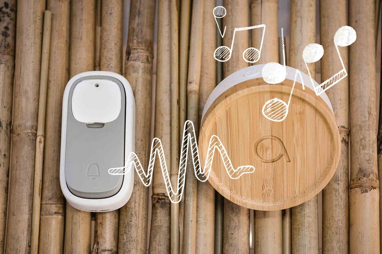 Drahtlose Türklingel mit Melodie vor Bambushintergrund