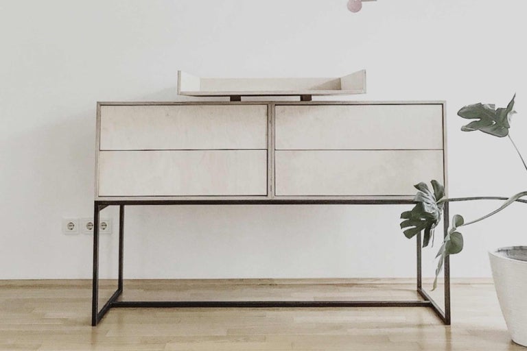 Kommode mit Schubladen und Ablage auf Metallgestell