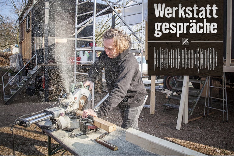 Eine Person sägt ein Holzbrett mit einer Kapp- und Gehrungssäge. Im Hintergrund ist ein Schild mit der Aufschrift Werkstattgespräche zu sehen.