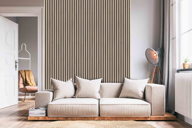 Modernes Wohnzimmer mit Akustikpaneelen an der Wand, Sofa und Lampe