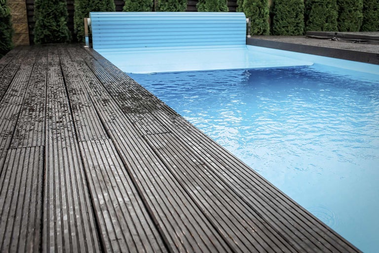 Schwimmbad mit Holzdeck und Abdeckung