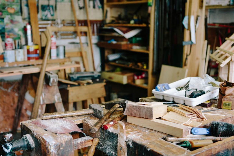 Werkstattszene mit Werkbank, Werkzeugen und Holz