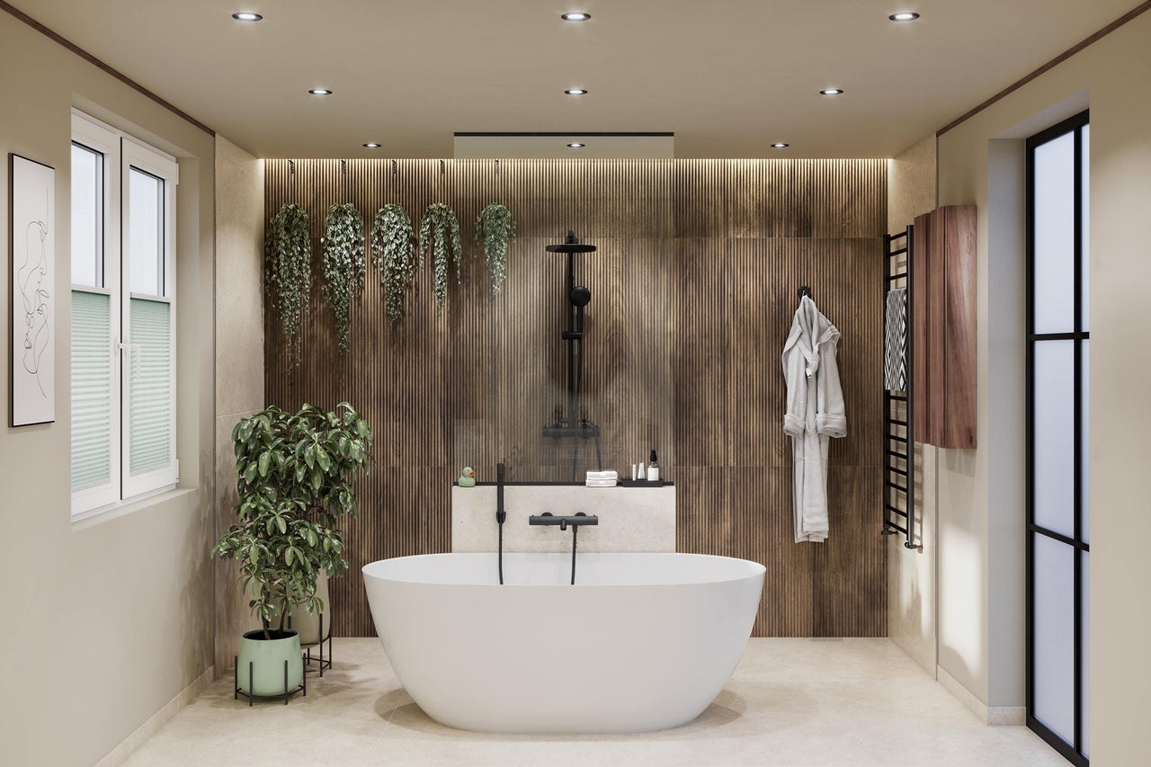Modernes Badezimmer mit freistehender weißer Badewanne, schwarzen Armaturen und einer Wand aus Holzlamellen, ergänzt durch grüne Pflanzen.
