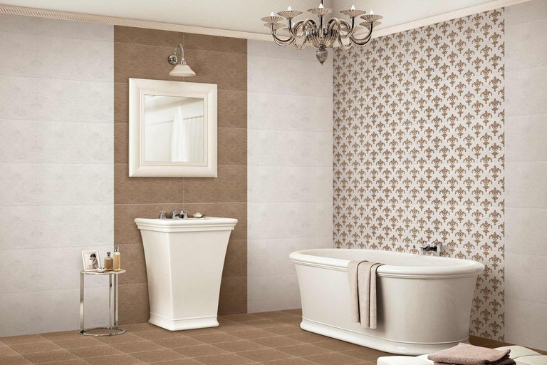 Helles Badezimmer mit Badewanne, Waschtisch und Spiegel vor gemusterten Fliesen