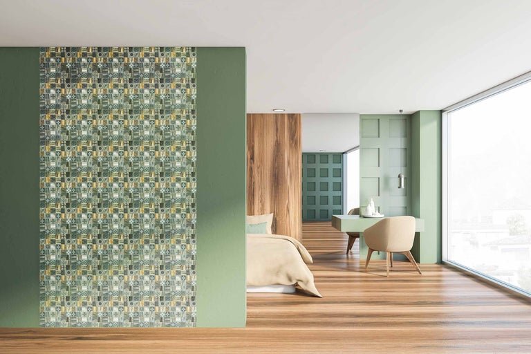 Helles Schlafzimmer mit gemusterter Wand und Holzboden