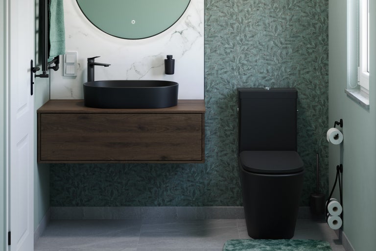 Modernes Badezimmer mit Waschtisch, Spiegel und Toilette