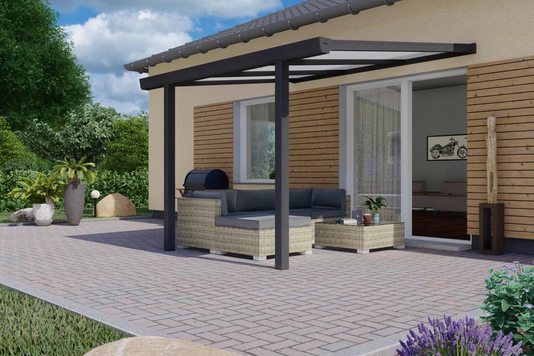 Terrasse mit Terrassenüberdachung, Sitzgruppe und Grill