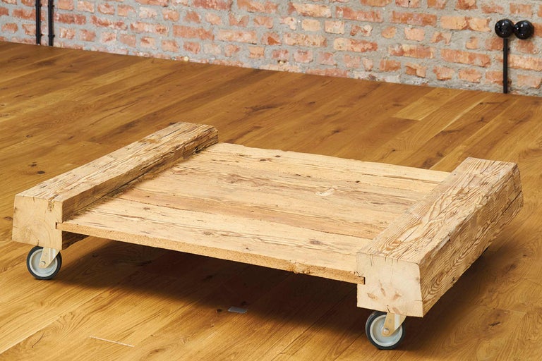 Holztablett auf Rollen für den Innenbereich