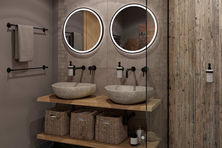Modernes Badezimmer mit zwei Waschbecken, runden Spiegeln mit LED-Beleuchtung und Holzregalen