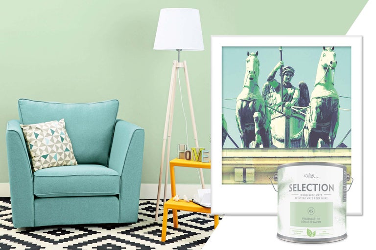 Wohnzimmer mit Sessel, Stehlampe, Beistelltisch und einem Farbdosen-Motiv der Marke Style Color Selection