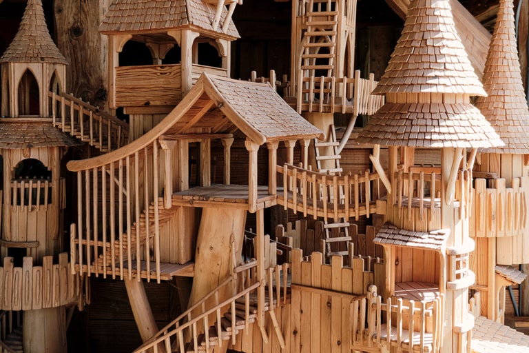 Hölzernes Baumhausmodell mit mehreren Ebenen, Treppen und Türmen