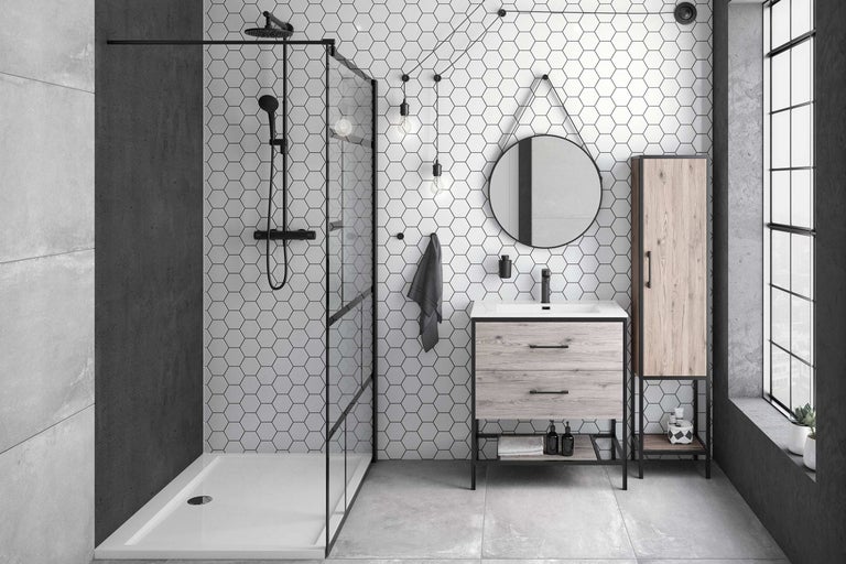 Modernes Badezimmer mit Dusche, Waschtisch und Spiegelschrank vor hexagonalen Fliesen