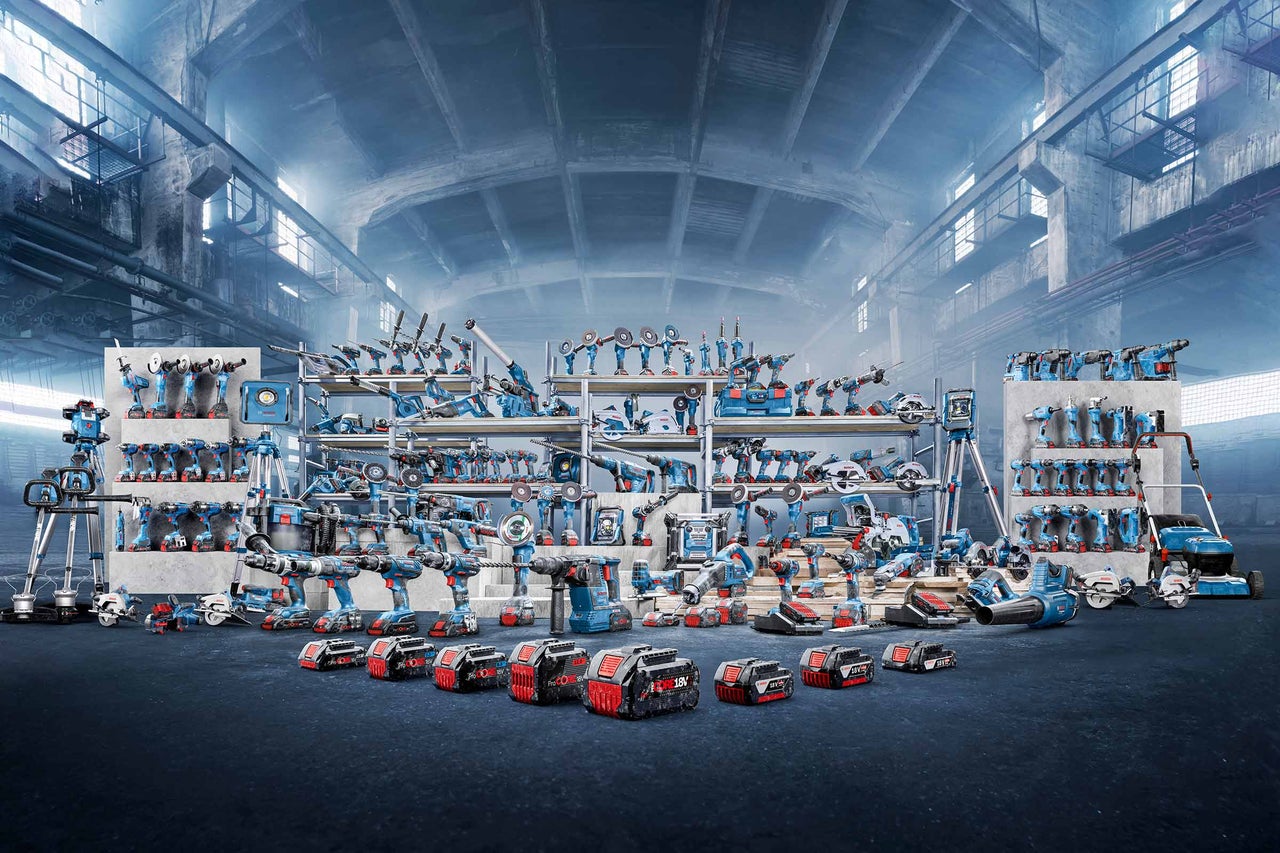Eine Vielzahl von Bosch Elektrowerkzeugen und Akkus in einer Lagerhalle.