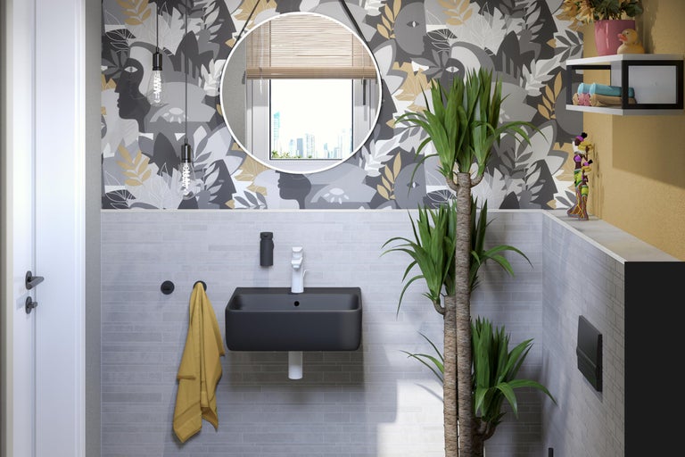 Helles Badezimmer mit Waschbecken, Spiegel, Handtuch und Dekorationen.