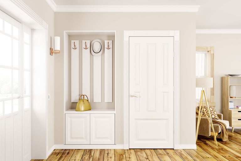 Eingangsbereich mit Garderobe, Tür und Holzboden.