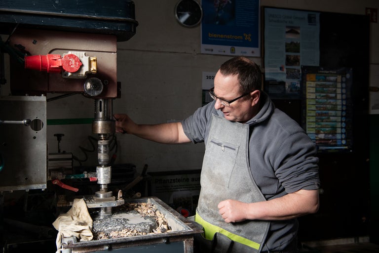 Mann bedient eine Steinschneidemaschine im Hornbach Onlineshop.