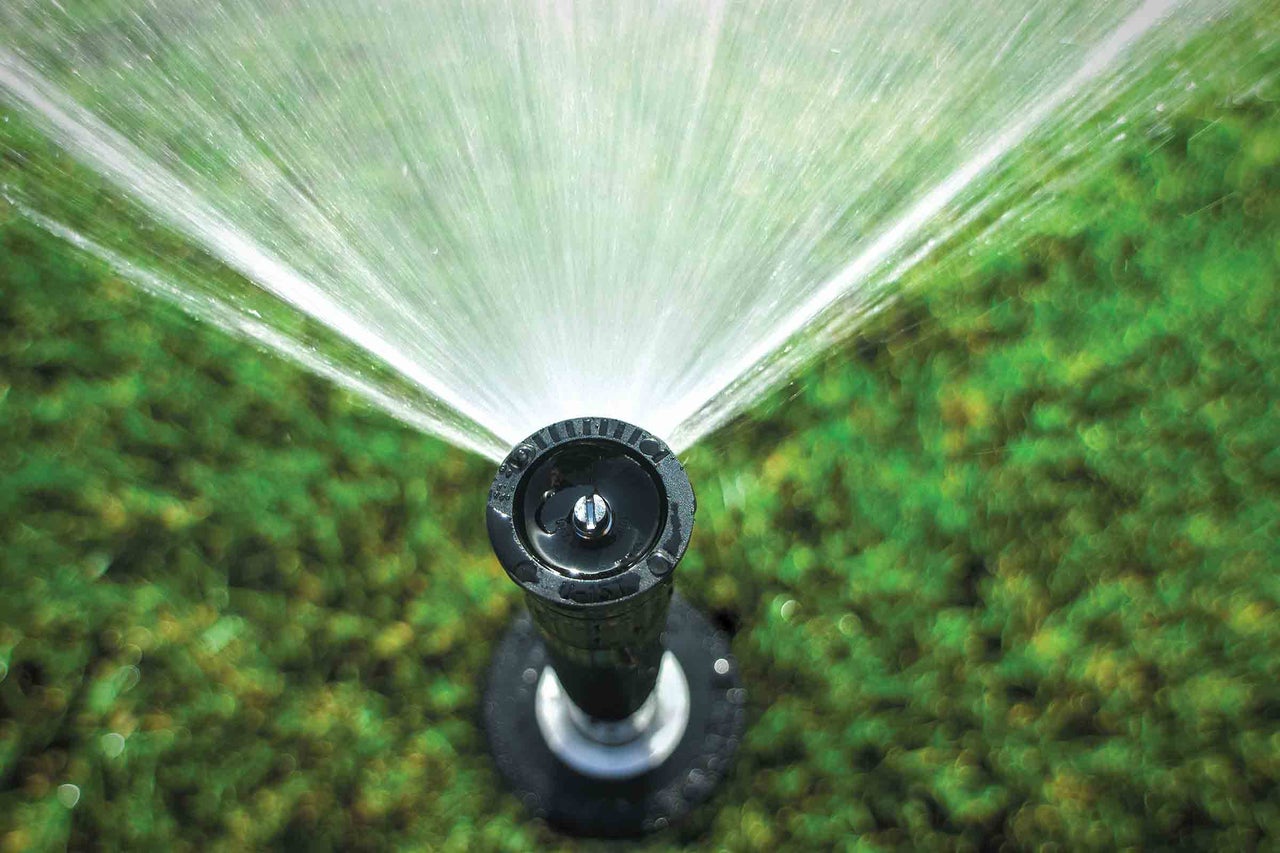 Bewässerungssystem Rasensprenger in Betrieb