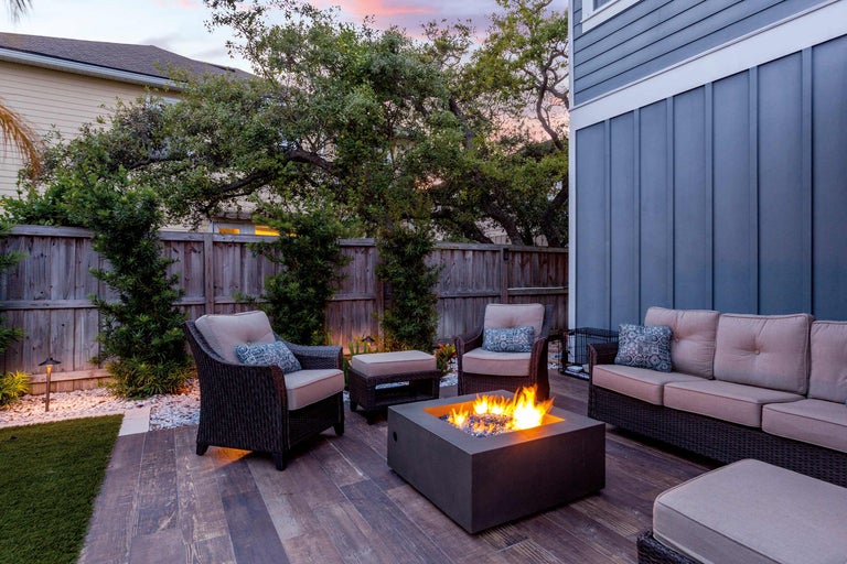 Terrasse mit Sitzgruppe, Feuerstelle und Garten