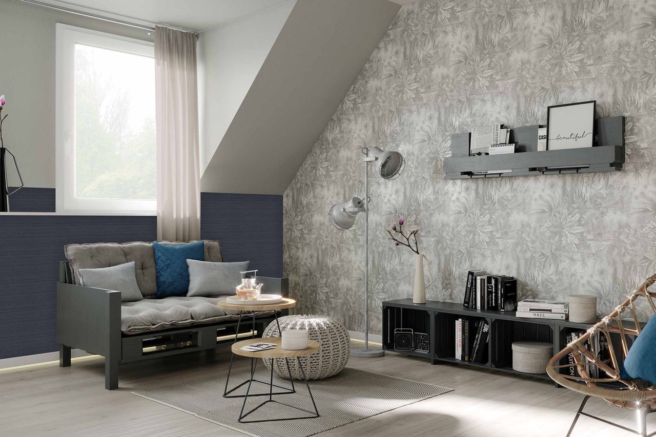 Wohnzimmer mit Sofa, Beistelltischen, Stehlampe und gemusterter Tapete für ein gemütliches Ambiente