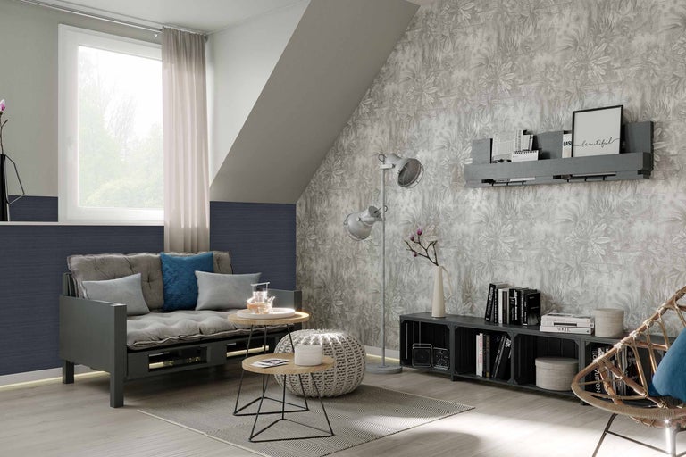 Wohnzimmer mit Sofa, Beistelltischen, Stehlampe und gemusterter Tapete für ein gemütliches Ambiente