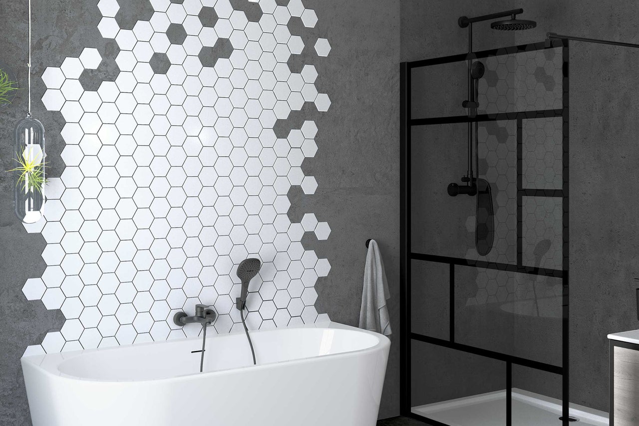 Modernes Badezimmer mit Badewanne, Dusche und hexagonalen Wandfliesen