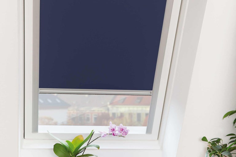 Dachfenster mit geschlossenem Rollo