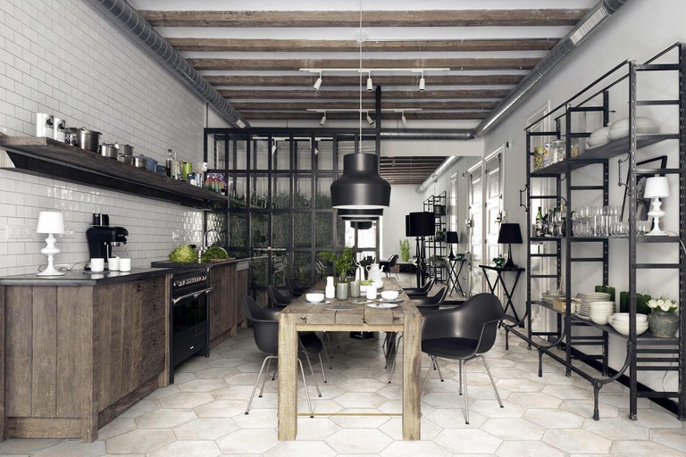 Helle Küche mit Esstisch, Stühlen, Regalen und Kochbereich