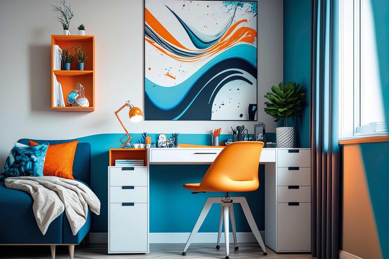 Modernes Arbeitszimmer mit Schreibtisch, Bürostuhl, Regal und Dekoration