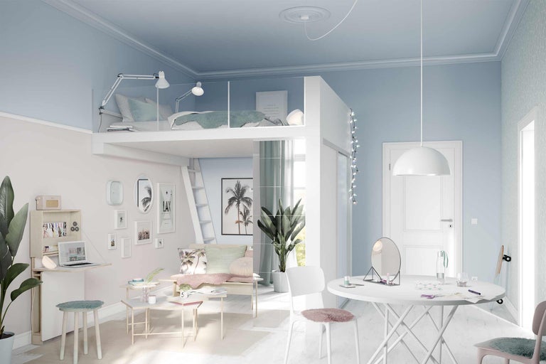 Helles Zimmer mit Hochbett, Schreibtisch, Tisch und Stühlen