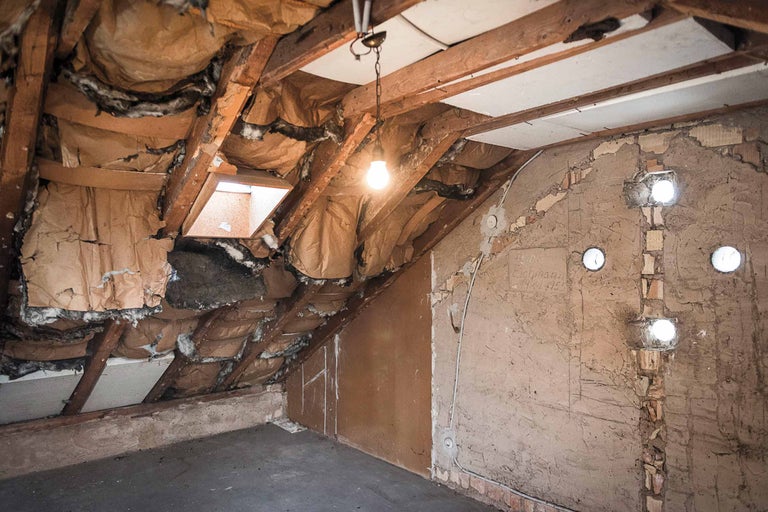 Unausgebauter Dachboden mit Wärmedämmung, Holzbalken und Fenster
