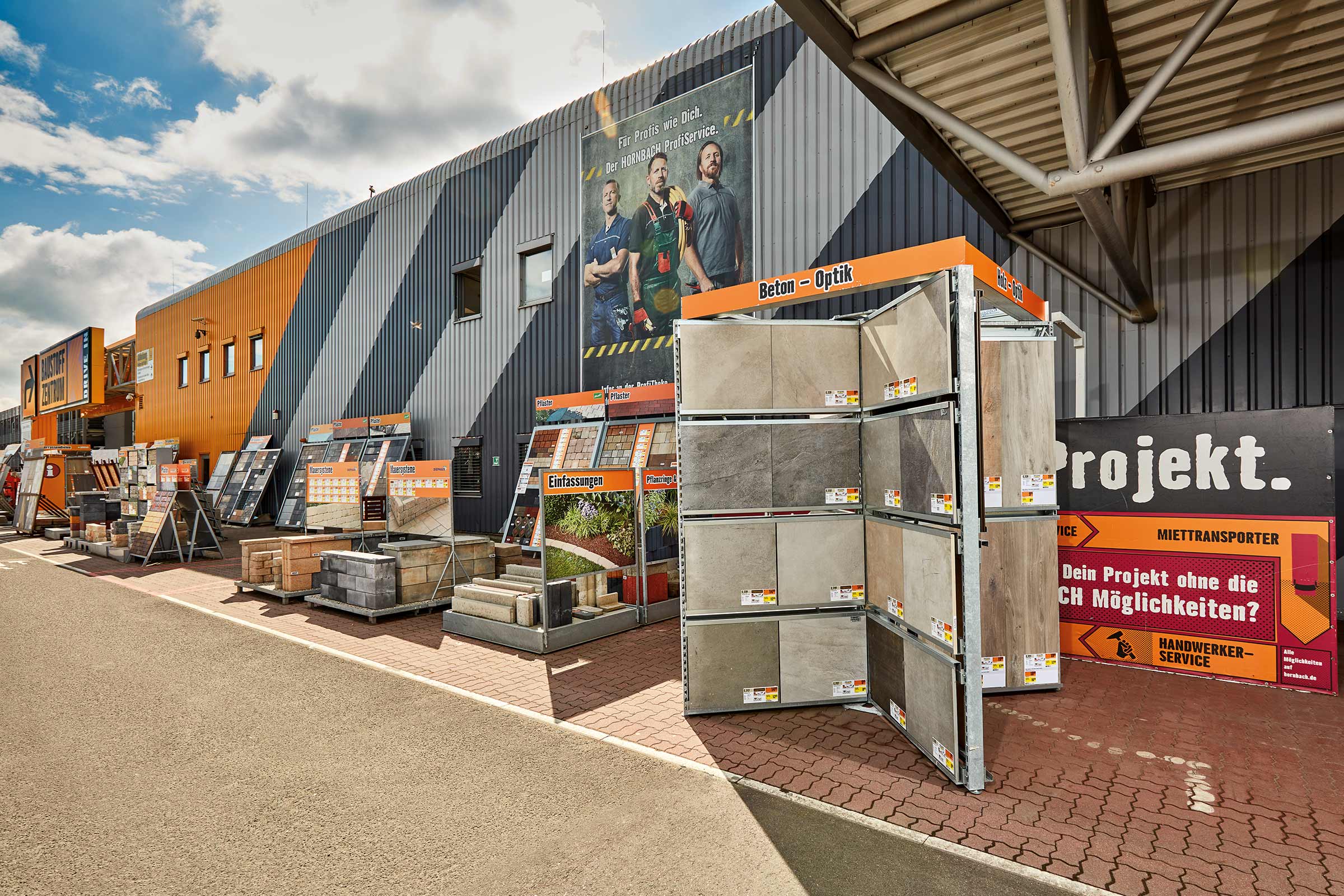 Außenansicht eines Hornbach Baumarktes mit Pflastersteinen und Fliesen