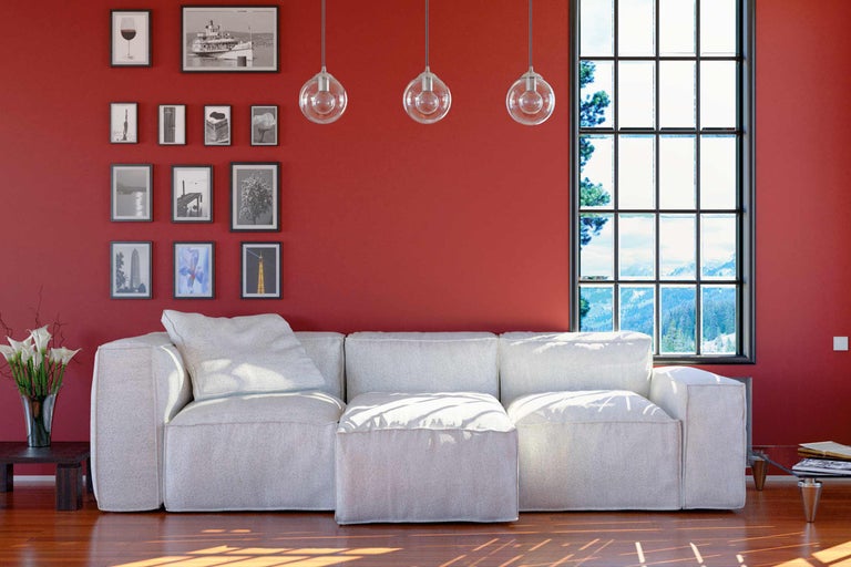 Wohnzimmer mit weißem Sofa, Fenster und Wanddekorationen