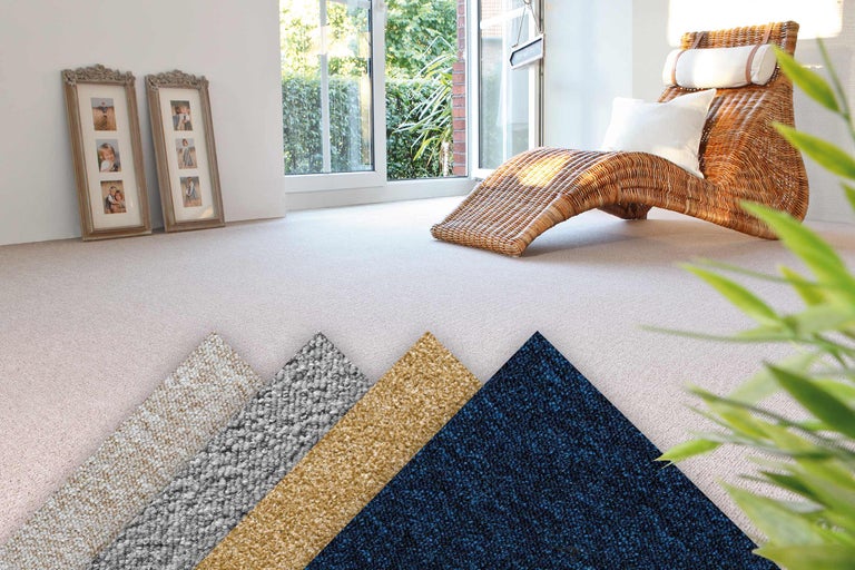 Heller Raum mit Teppichboden und Teppichmusterkollektion, Rattansessel und Dekoration
