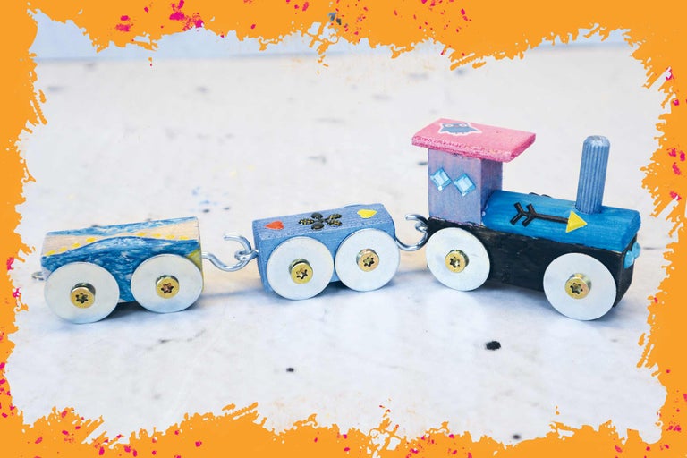 Bemalte Holzeisenbahn mit Waggons als Spielzeug