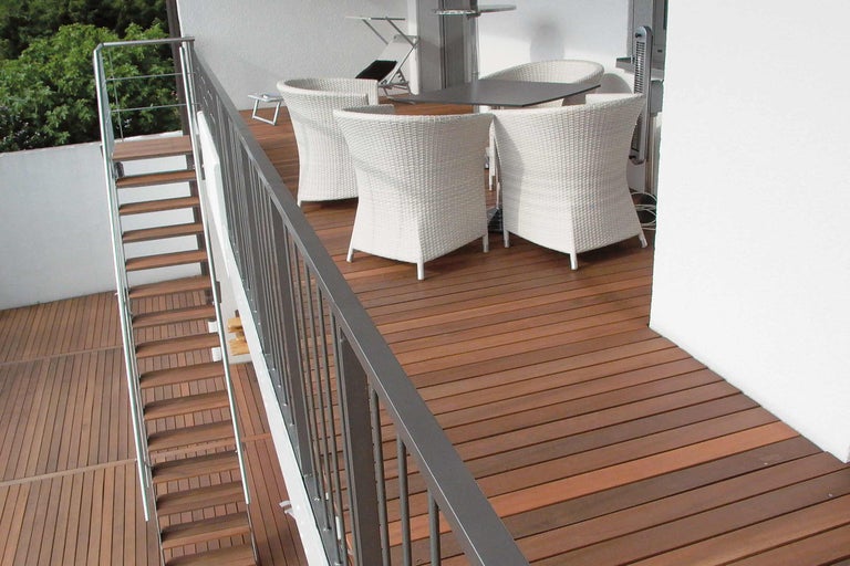 Terrasse mit Holzdeck, Treppe und Sitzgruppe