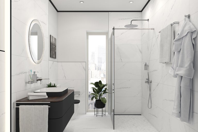 Helles Badezimmer mit Dusche, Waschbecken und Spiegel
