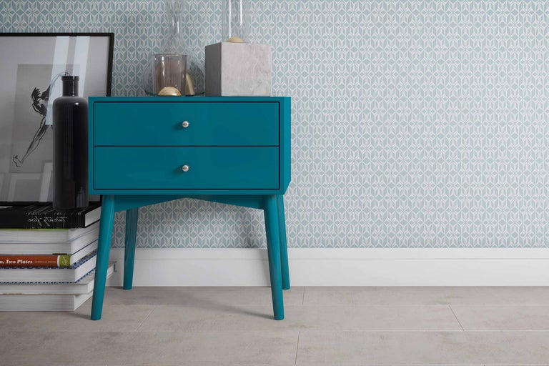 Nachttisch mit zwei Schubladen, dekorativen Elementen und Accessoires