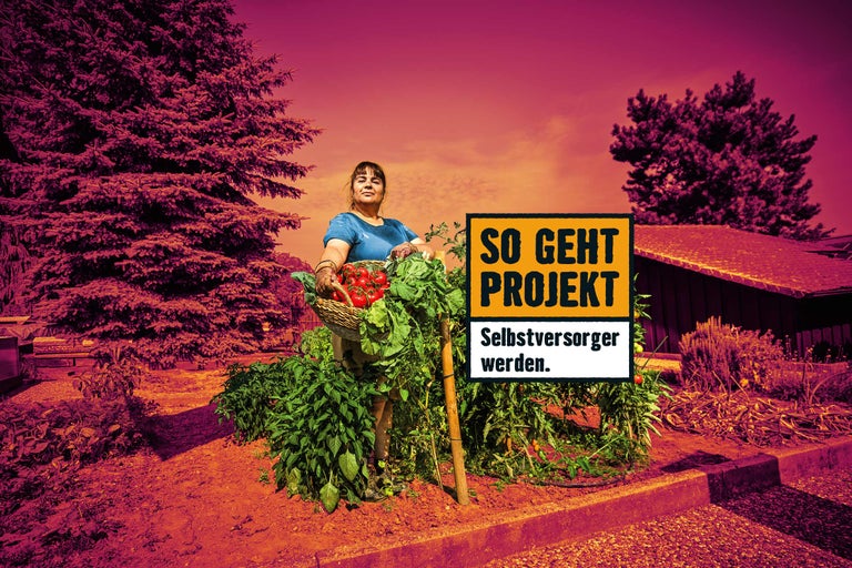 Frau mit Korb voller Tomaten im Garten neben einem Schild mit der Aufschrift So geht Projekt Selbstversorger werden.