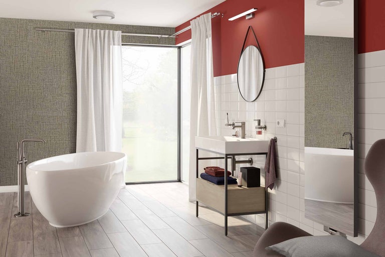 Modernes Badezimmer mit freistehender Badewanne, Waschtisch und Tageslicht