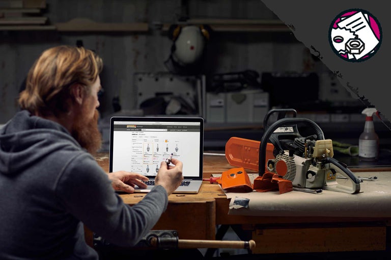 Mann sucht online nach Ersatzteilen für eine Kettensäge auf der Hornbach Website.