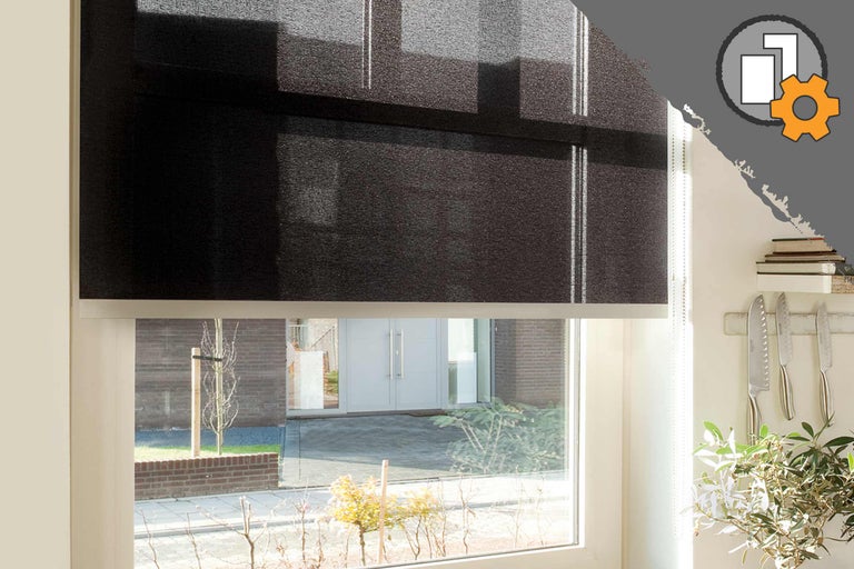 Sichtschutzrollo am Fenster zur einfachen Montage