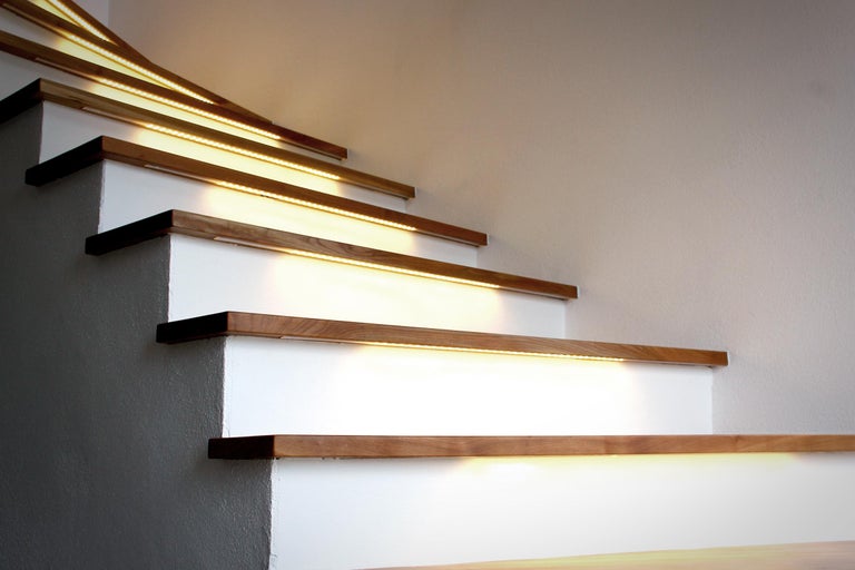 Treppe mit LED Beleuchtung unter den Stufen